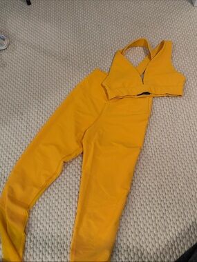 Beach Riot Yellow Activewear Set - Cropped Sports Bra & High-Waist Leggings